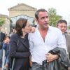 Jean Dujardin et sa compagne Nathalie Péchalat enceinte à l'inauguration du cinéma communal Jean Dujardin à Lesparre-Médoc accompagné de ses parents le 27 juin 2015.