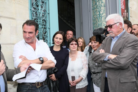 Jean Dujardin avec sa compagne Nathalie Péchalat enceinte et son père Jacques et sa maman - Jean Dujardin et sa compagne Nathalie Péchalat à l'inauguration du cinéma communal Jean Dujardin à Lesparre-Médoc accompagné de ses parents le 27 juin 2015.