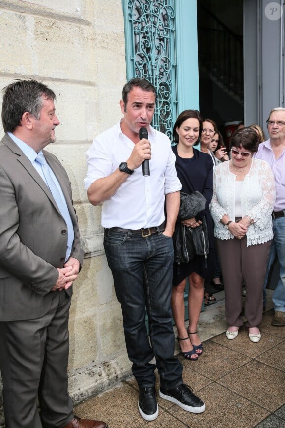 Bernard Guiraud (maire de Lesparre-Médoc), Jean Dujardin et sa compagne Nathalie Péchalat enceinte - Jean Dujardin et sa compagne Nathalie Péchalat à l'inauguration du cinéma communal Jean Dujardin à Lesparre-Médoc accompagné de ses parents le 27 juin 2015.