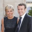  Le ministre Emmanuel Macron et Brigitte Trogneux - Dîner d'Etat en l'honneur du Felipe VI et la reine Letizia d'Espagne, reçus par François Hollande, président de la République française, au Palais de l'Elysée à Paris le 2 juin 2015. 