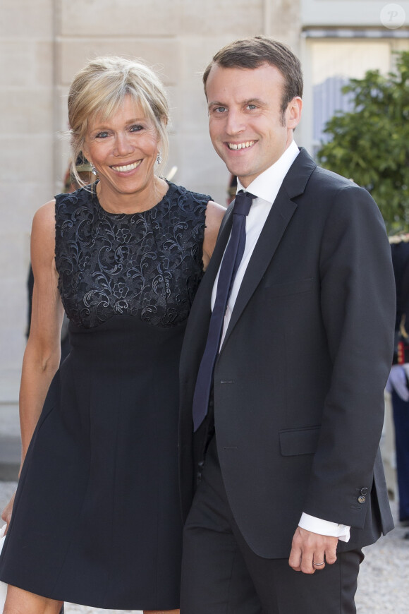 Le ministre Emmanuel Macron et Brigitte Trogneux - Dîner d'Etat en l'honneur du Felipe VI et la reine Letizia d'Espagne, reçus par François Hollande, président de la République française, au Palais de l'Elysée à Paris le 2 juin 2015.