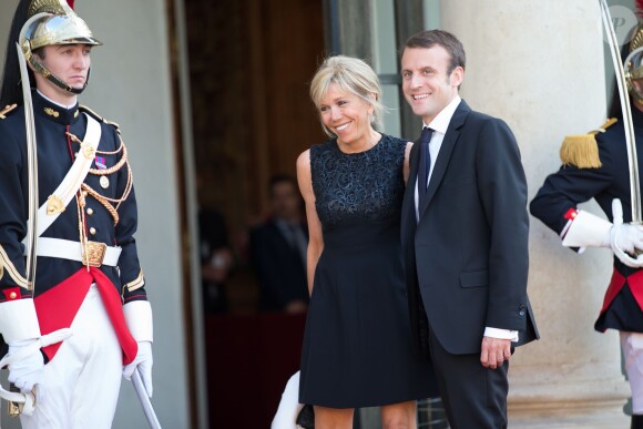 Le ministre Emmanuel Macron et sa femme - Dîner d'Etat en l'honneur du Felipe VI et la reine Letizia d'Espagne, reçus par François Hollande, président de la République française, au Palais de l'Elysée à Paris le 2 juin 2015.