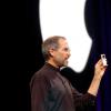 Steve Jobs présente l'iPod mini en janvier 2004.