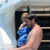 Iker Casillas, sa belle Sara Carbonero et leur petit Martin sur leur yacht lors de leurs vacances sur l'île de Mykonos, le 26 juin 2015