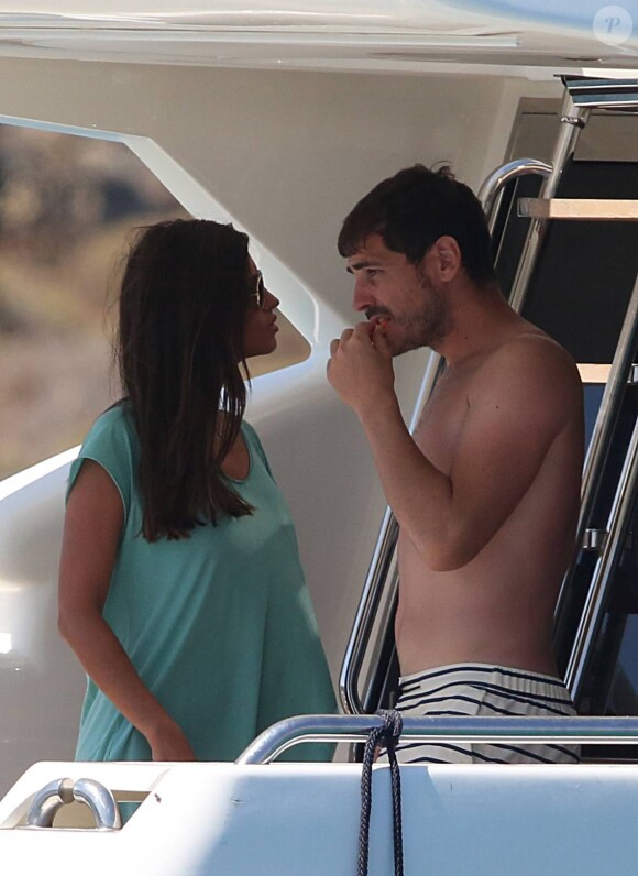 Iker Casillas et sa belle Sara Carbonero sur leur yacht lors de leurs vacances sur l'île de Mykonos, le 26 juin 2015