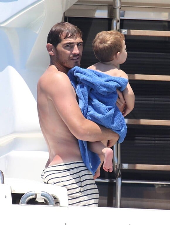 Iker Casillas et son petit Martin sur leur yacht lors de leurs vacances sur l'île de Mykonos, le 26 juin 2015