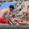 Iker Casillas profite de ses vacances sur l'île de Mykonos avec sa belle Sara Carbonero et leur petit Martin, le 25 juin 2015