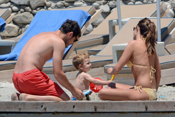 Iker Casillas profite de ses vacances sur l'île de Mykonos avec sa belle Sara Carbonero et leur petit Martin, le 25 juin 2015