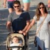 Iker Casillas, sur l'île de Mykonos avec sa belle Sara Carbonero et leur petit Martin, le 25 juin 2015