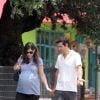 Exclusif - Zooey Deschanel (enceinte) et son fiancé Jacob Pechenik se promènent main dans la main dans une brocante à Austin. Le 28 juin 2015 