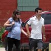 Exclusif - Zooey Deschanel (enceinte) et son fiancé Jacob Pechenik se promènent main dans la main dans une brocante à Austin. Le 28 juin 2015