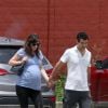 Exclusif - Zooey Deschanel (enceinte) et son fiancé Jacob Pechenik se promènent main dans la main dans une brocante à Austin. Le 28 juin 2015 
