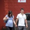 Exclusif - Zooey Deschanel (enceinte) et son fiancé Jacob Pechenik se promènent main dans la main dans une brocante à Austin. Le 28 juin 2015