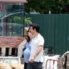 Exclusif - Zooey Deschanel (enceinte) et son fiancé Jacob Pechenik se promènent main dans la main dans une brocante à Austin. Le 28 juin 2015