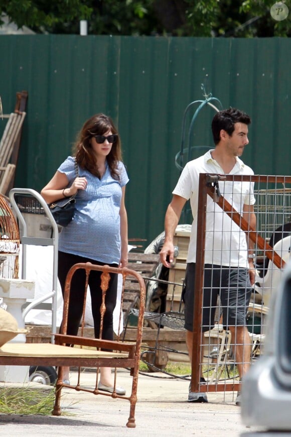 Exclusif - Zooey Deschanel (enceinte) et son fiancé Jacob Pechenik se promènent dans une brocante à Austin. Le 28 juin 2015