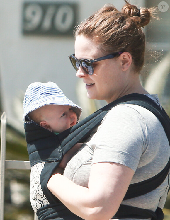 Emily Deschanel se promène avec son bébé de 16 jours dans les rues de Santa Monica avec des amis. Le 25 juin 2015 