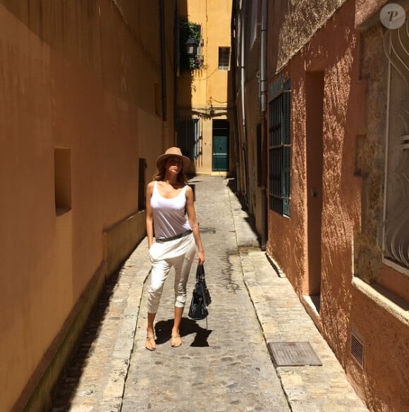 Nabilla : une photo dans une ruelle très similaire à celle postée par son petit ami Thomas Vergara. Le 20 juin 2015.