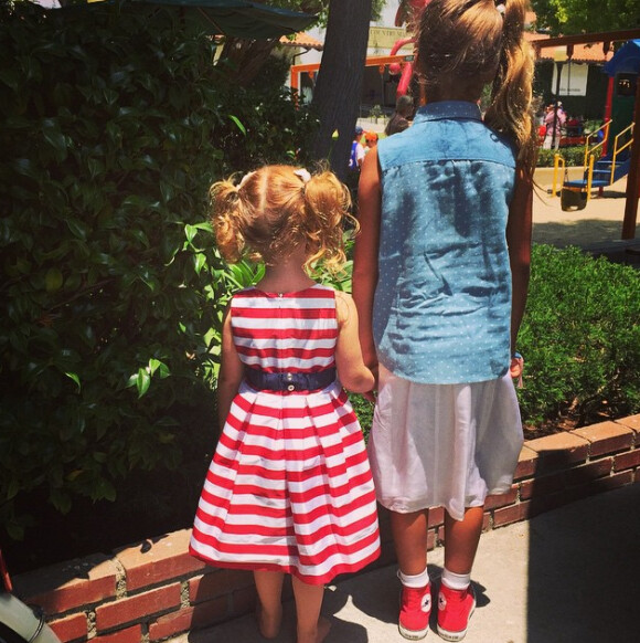 Jessica Alba célèbre le 4 juillet 2015, fete nationale et jour de l'indépendance aux Etats-Unis en postant une photo de ses filles Honor et Haven