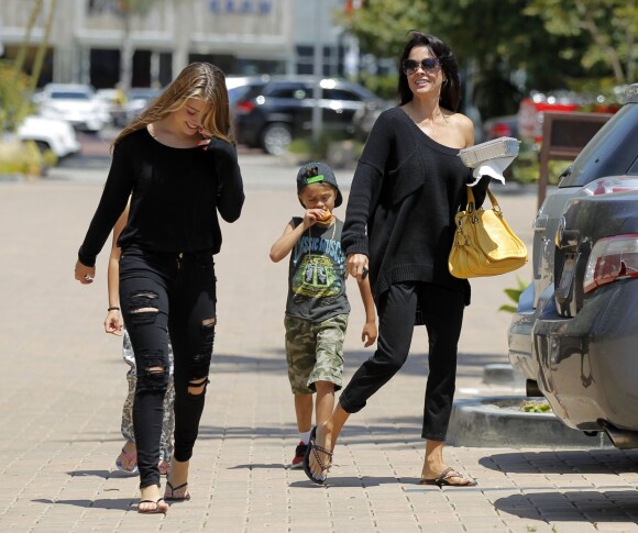 Brooke Burke va déjeuner au restaurant avec ses enfants Neriah, Sierra et Shaya à Malibu, le 5 juin 2015.