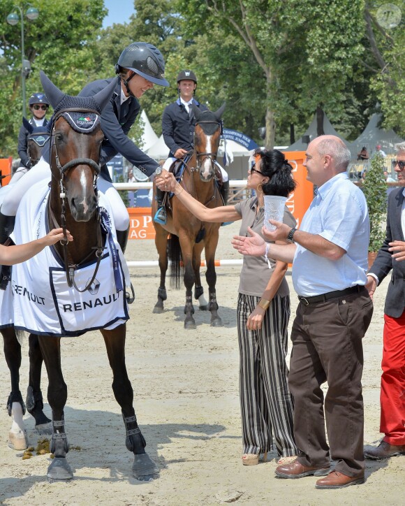 Rachida Dati - Lauren Hough sur Royalty des Isles reçoit le prix Renault Kadjar du Longines Paris Eiffel Jumping le 4 juillet 2015.