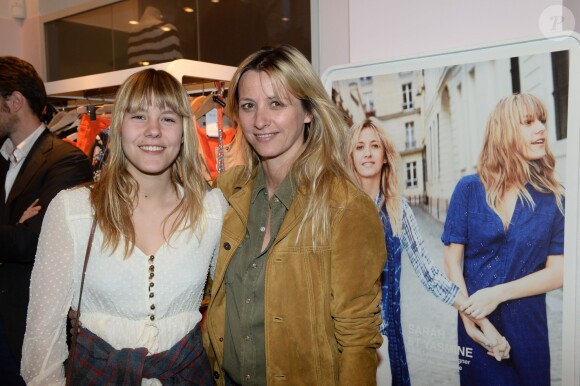 Sarah Lavoine et sa fille Yasmine lors de l'inauguration du nouveau design éphémère de la boutique Comptoir des cotonniers de Saint-Sulpice à Paris, le 9 avril 2015