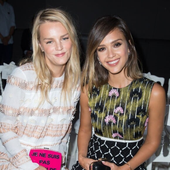 Jessica Alba et sa meilleure amie Kelly Swayer au défilé de mode Giambattista Valli, collection Haute Couture automne-hiver 2015-2016 à Paris, le 6 juillet 2015.