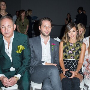 John Demsey, Derek Blasberg, Jessica Alba et Bianca Brandolini d'Adda au défilé de mode Giambattista Valli, collection Haute Couture automne-hiver 2015-2016 à Paris, le 6 juillet 2015.