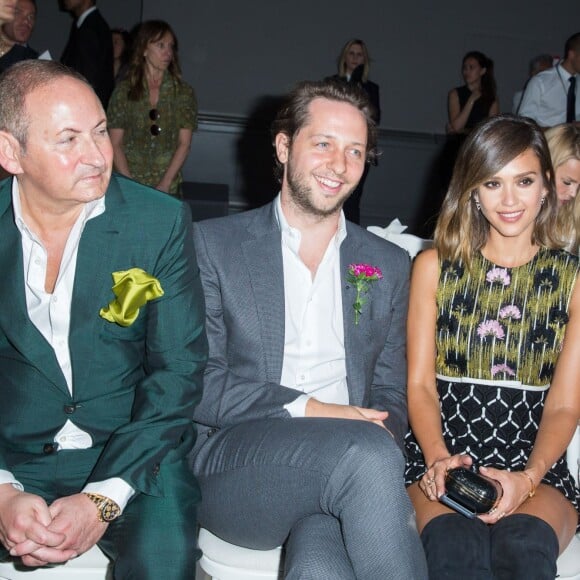 John Demsey, Derek Blasberg, Jessica Alba et Bianca Brandolini d'Adda au défilé de mode Giambattista Valli, collection Haute Couture automne-hiver 2015-2016 à Paris, le 6 juillet 2015.