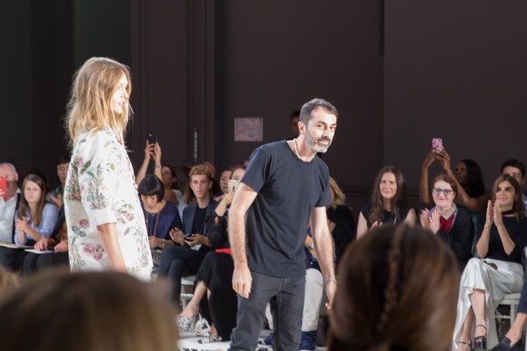 Giambattista Valli salue après son au défilé Haute Couture automne-hiver 2015-2016 à Paris, le 6 juillet 2015.