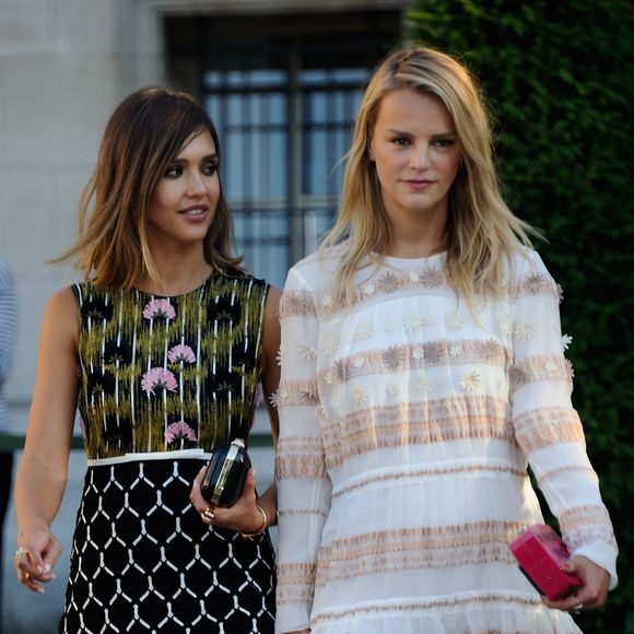 Jessica Alba et sa meilleure amie Kelly Sawyer arrivent au défilé de mode Giambattista Valli, collection Haute Couture automne-hiver 2015-2016 à Paris, le 6 juillet 2015.