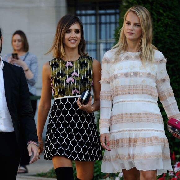 Jessica Alba et sa meilleure amie Kelly Sawyer arrivent au défilé de mode Giambattista Valli, collection Haute Couture automne-hiver 2015-2016 à Paris, le 6 juillet 2015.