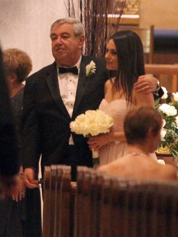 Mila Kunis et son père, Mark Kunis au mariage de son frere aîné, Michael, avec la danseuse Alexandra Blacker à St Petersbourg en Floride, le 7 décembre 2013.