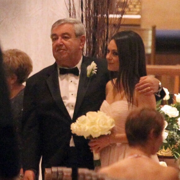 Mila Kunis et son père, Mark Kunis au mariage de son frere aîné, Michael, avec la danseuse Alexandra Blacker à St Petersbourg en Floride, le 7 décembre 2013.