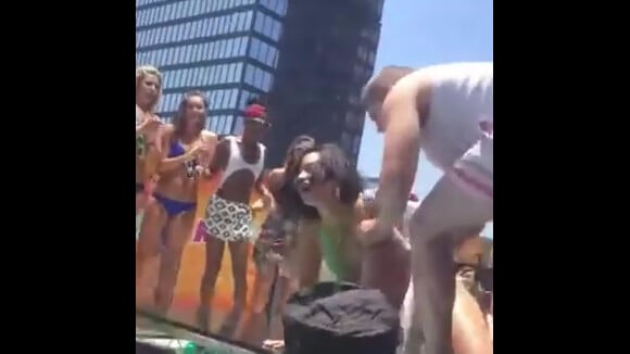 Demi Lovato chute lourdement autour d'une piscine, dimanche 5 juillet 2015.