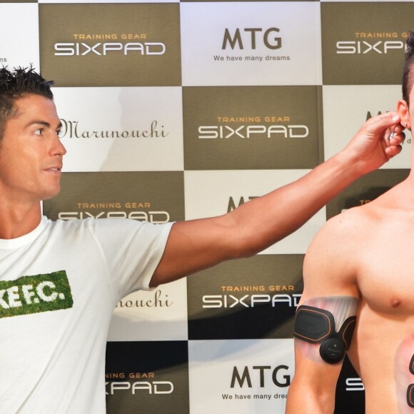 Christiano Ronaldo au Maru Cube du Marunouchi Building à Tokyo, où il a présenté le 8 juillet 2015 son SixPad de chez MTG en compagnie de son double de silicone