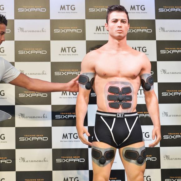 Christiano Ronaldo au Maru Cube du Marunouchi Building à Tokyo, où il a présenté le 8 juillet 2015 son SixPad de chez MTG