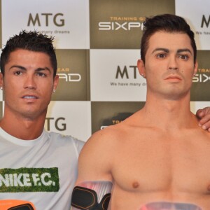 Christiano Ronaldo au Maru Cube du Marunouchi Building à Tokyo, où il a présenté le 8 juillet 2015 avec son double de silicone