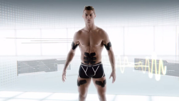 Cristiano Ronaldo présente son SixPad pour avoir une musculature identique à la star du Real Madrid