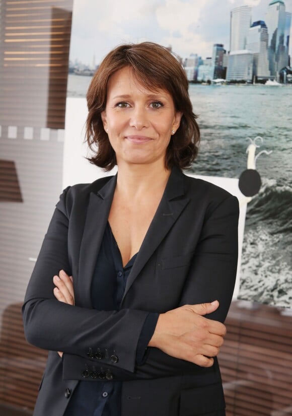Carole Rousseau - Courtier d'un jour pour encourager les clients à passer ce jour là le maximum d'ordres dans la salle des marchés d'Aurel BGC Rue Vivienne à Paris. Le 11 septembre 2014.