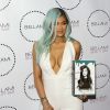 Kylie Jenner, cheveux bleu givré et habillée d'une combinaison blanche décolletée, assiste à la soirée d'inauguration du Bellami Beauty Bar à West Hollywood. Los Angeles, le 9 juillet 2015.