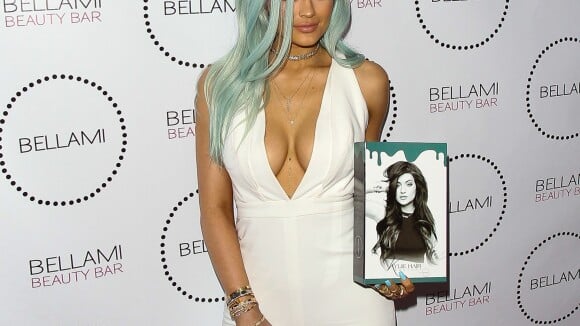 Kylie Jenner : Décolleté sexy et cheveux bleus, l'ado star séduit !