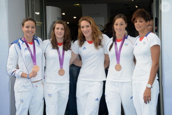 Ophélie-Cyrielle Etienne, Charlotte Bonnet, Camille Muffat, Mylène Lazard et Coralie Balmy à leur retour à Paris, après les JO de Londres, le 13 août 2012