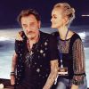 Laeticia et Johnny Hallyday au bord de l'eau dans la ville de Jounieh au Liban où le rockeur donnait un concert le 9 juillet 2015.