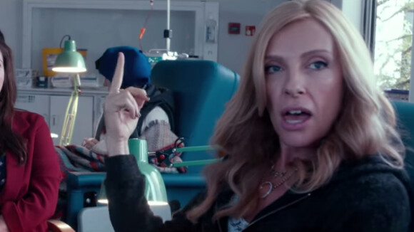 Toni Collette, chauve, lutte contre le cancer avec son amie Drew Barrymore