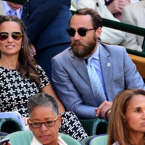 Pippa Middleton et son frère James Middleton assistaient le 9 juillet 2015 aux demi-finales du tableau féminin du tournoi de Wimbledon, à Londres.