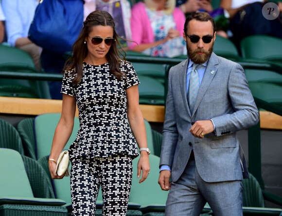 Pippa Middleton et son frère James Middleton assistaient le 9 juillet 2015 aux demi-finales du tableau féminin du tournoi de Wimbledon, à Londres.