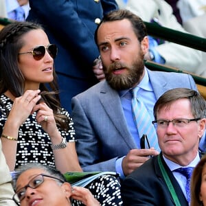 Pippa Middleton et son frère James Middleton assistaient le 9 juillet 2015 aux demi-finales du tableau féminin du tournoi de Wimbledon, à Londres.