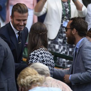 Pippa Middleton et son frère James Middleton sont tombés sur... David Beckham et sa mère Sandra le 9 juillet 2015 lors des demi-finales du tableau féminin du tournoi de Wimbledon, à Londres.