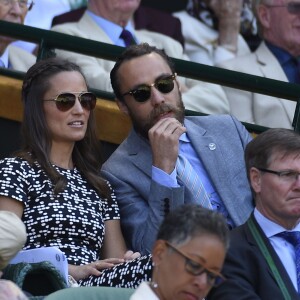 Pippa Middleton et son frère James Middleton assistaient le 9 juillet 2015 aux demi-finales du tableau féminin du tournoi de Wimbledon, à Londres.