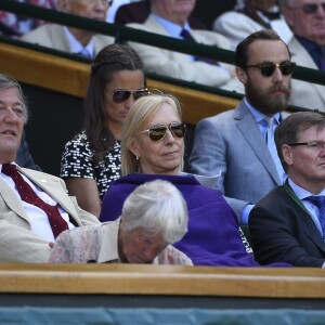 Stephen Fry devant Pippa Middleton et son frère James Middleton le 9 juillet 2015 à Wimbledon, à Londres.